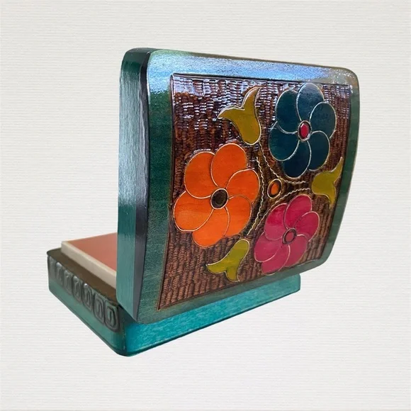 Small Handmade Polish Box with Carved Painted Lacquered Flowers - Picture 9 of 11